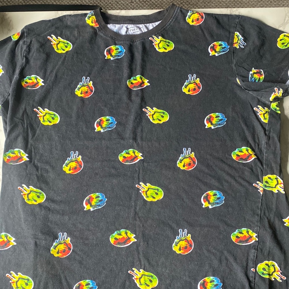 Trippy smiley face shirt